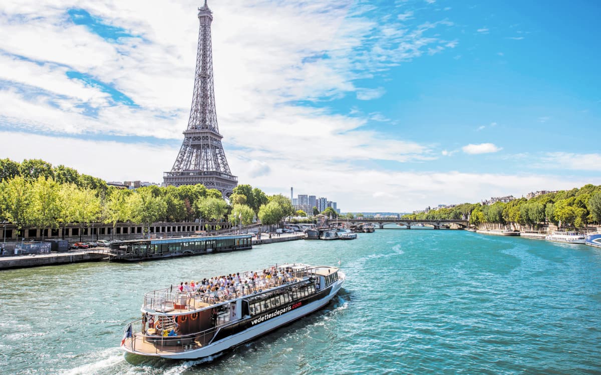 A Perfect Paris Walk: From the Louvre to the Seine
